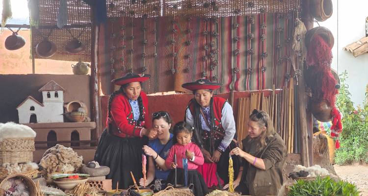 Femmes démontrant le tissage traditionnel à un visiteur.