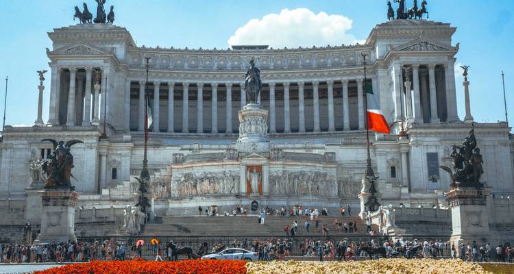 Das Vittoriano-Denkmal mit besuchenden Menschen, mit Treppen und großartigen Statuen.