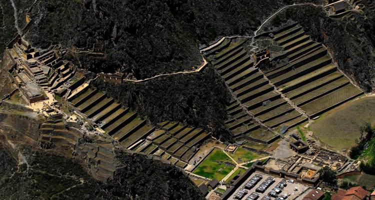 Vue aérienne d'anciennes terrasses et structures.