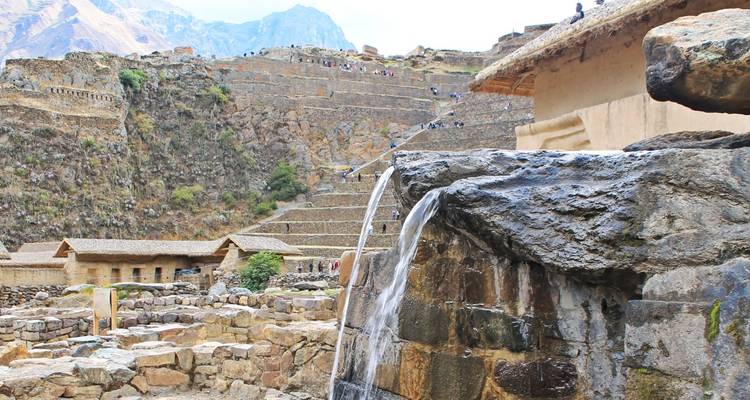 Eau qui coule d'une structure en pierre dans un site archéologique.