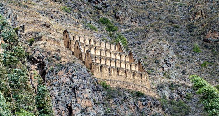 Anciennes ruines de pierre sur une colline.