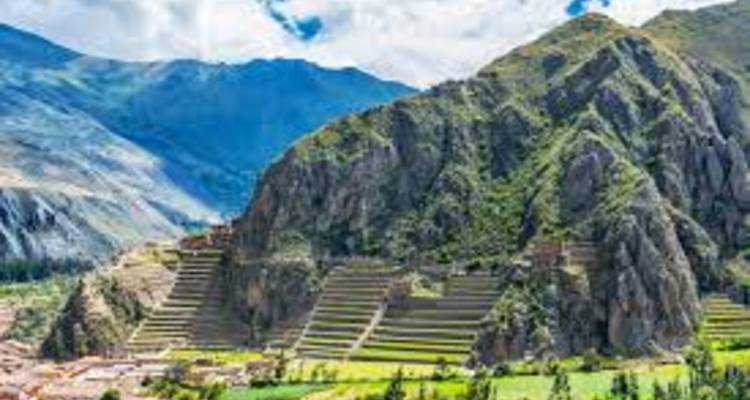 Terrasses et une chaîne de montagnes avec un ciel bleu clair.