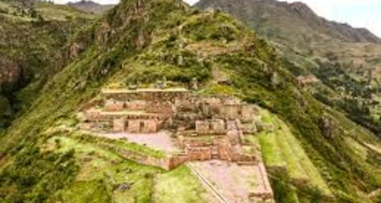 Ruines anciennes sur une colline verdoyante luxuriante.