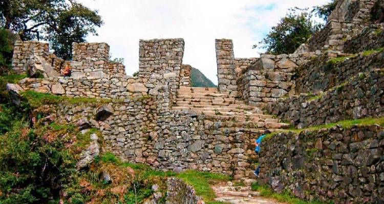Inka-Steinterrassen an einer archäologischen Stätte in Peru.