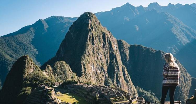 Persona contemplando Machu Picchu.
