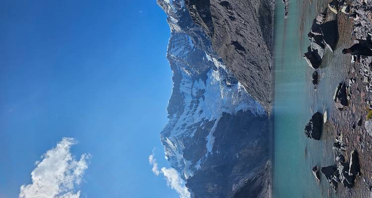 Schneebedeckter Berg Salkantay mit einem türkisfarbenen See im Vordergrund.