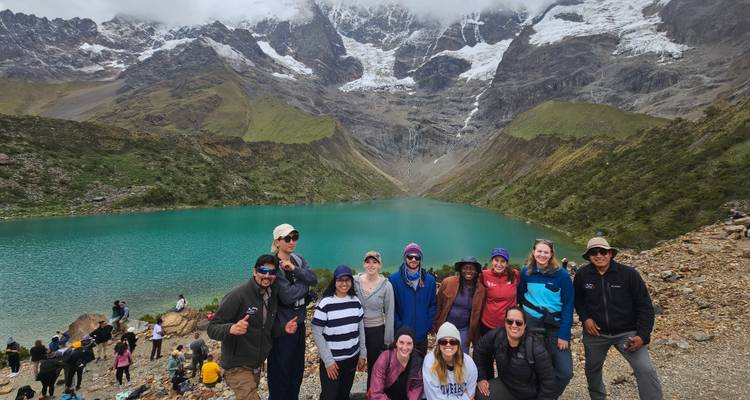 Gruppe von Menschen, die am Humantay-See und den Bergen posieren.