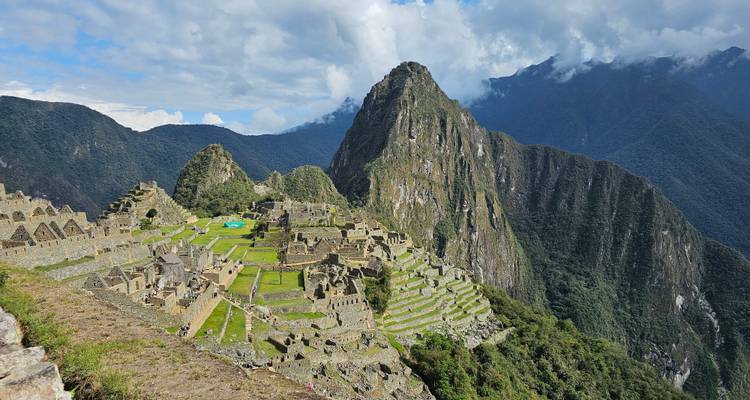 Weitläufiger Blick auf Machu Picchu, eingerahmt von den umliegenden Bergen.