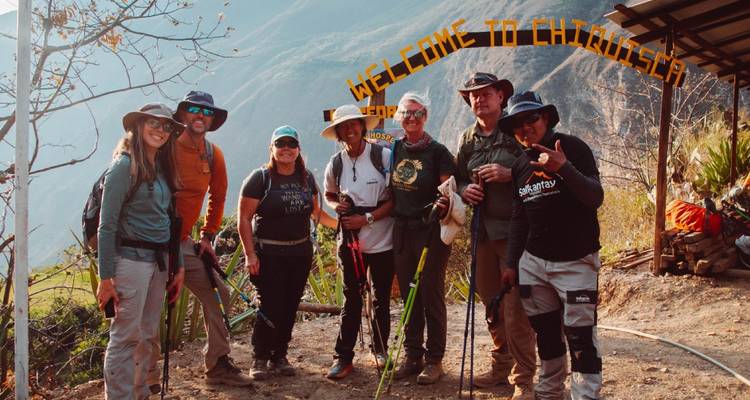 Grupo posando junto al letrero de Bienvenidos a Chiquisca.