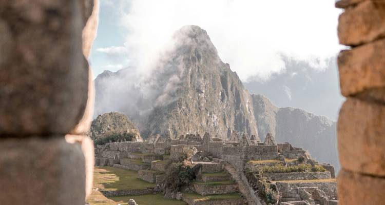 Ruines du Machu Picchu à travers une fenêtre de pierre inca.