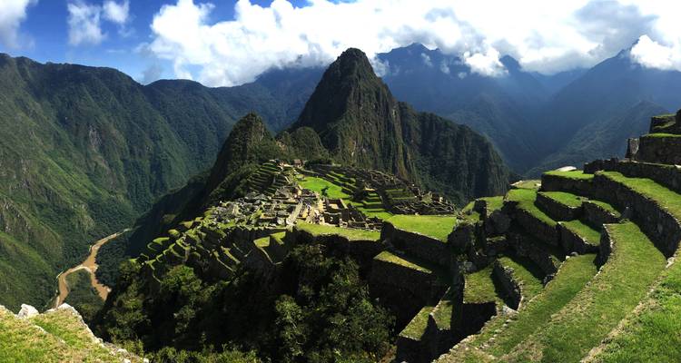 Vue panoramique du Machu Picchu entouré par les luxuriantes montagnes des Andes.