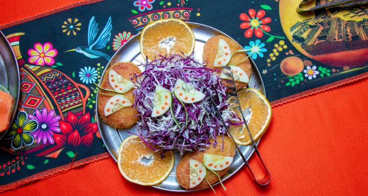 Comida tradicional colorida en una mesa decorada.