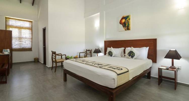 Geräumiges Schlafzimmer mit Doppelbett und schlichter Einrichtung.