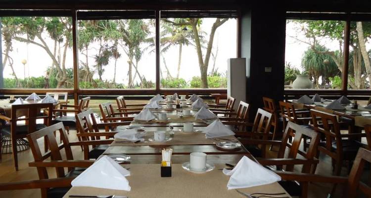Restaurantbereich mit Meerblick.