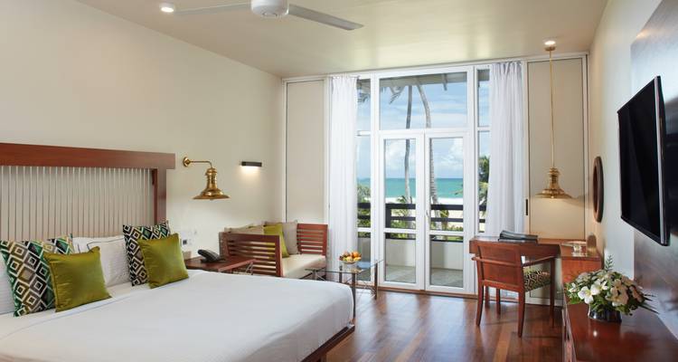 Modernes Hotelzimmer mit Meerblick-Balkon.