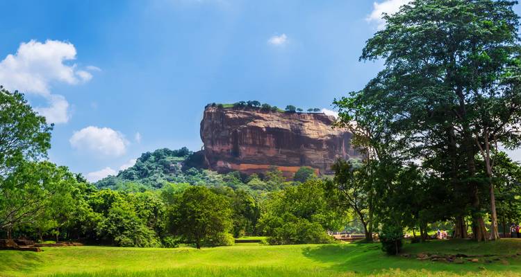 Sigiriya Felsenfestung mit üppigem Grün rundherum.