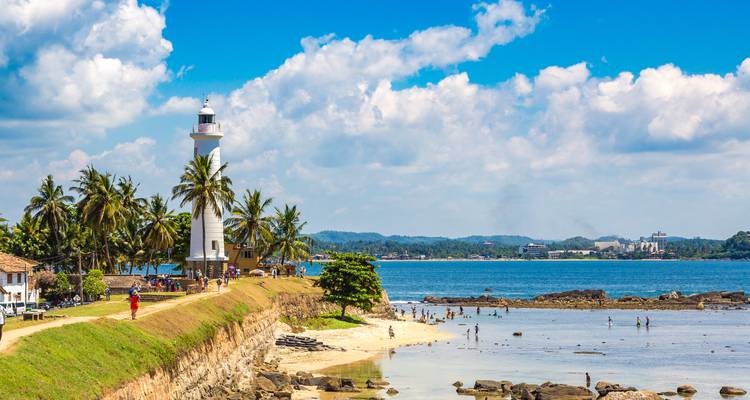 Galle Leuchtturm mit Blick auf den Ozean und Menschen in der Nähe.