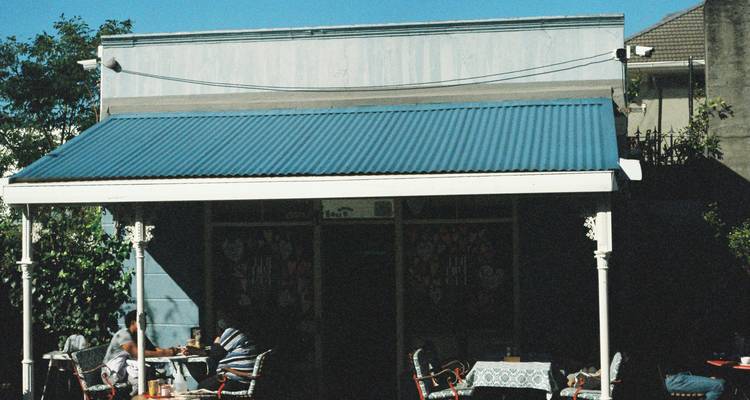 Café avec des gens assis dehors.