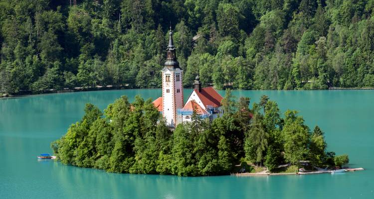 Église sur une île du lac de Bled
