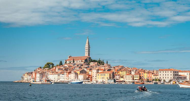Horizon de Rovinj avec église surplombant la mer