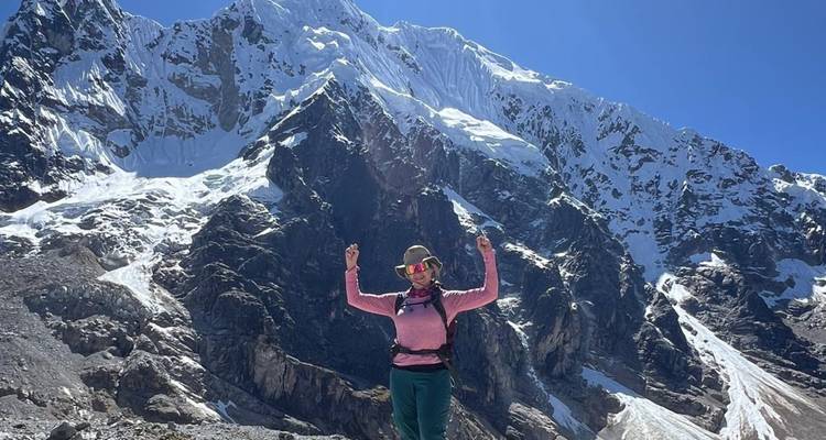 Femme posant avec des montagnes en arrière-plan.