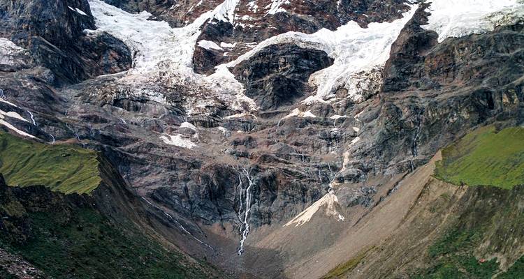 Gros plan d'un glacier sur une montagne.