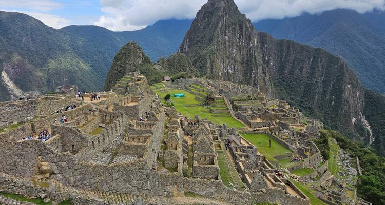 Vue classique des ruines du Machu Picchu avec les montagnes en arrière-plan.