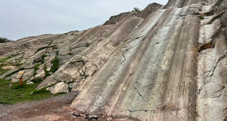 Formations rocheuses avec striations sur un site archéologique.