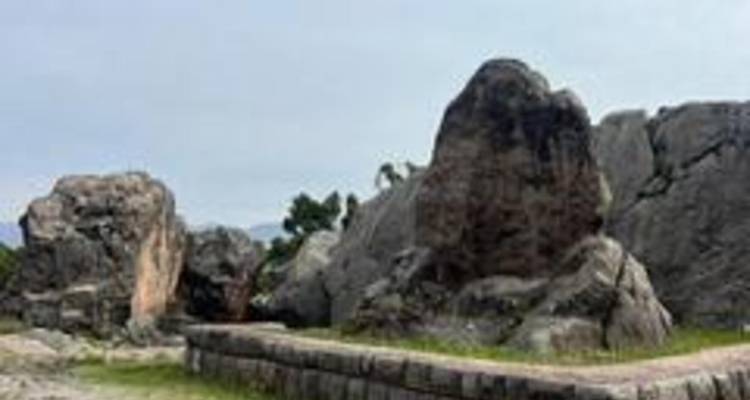 Anciennes ruines de pierre par temps légèrement nuageux.