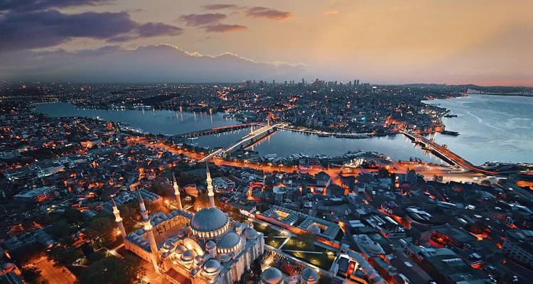 Vue aérienne d'Istanbul au coucher du soleil avec le Bosphore et le paysage urbain.
