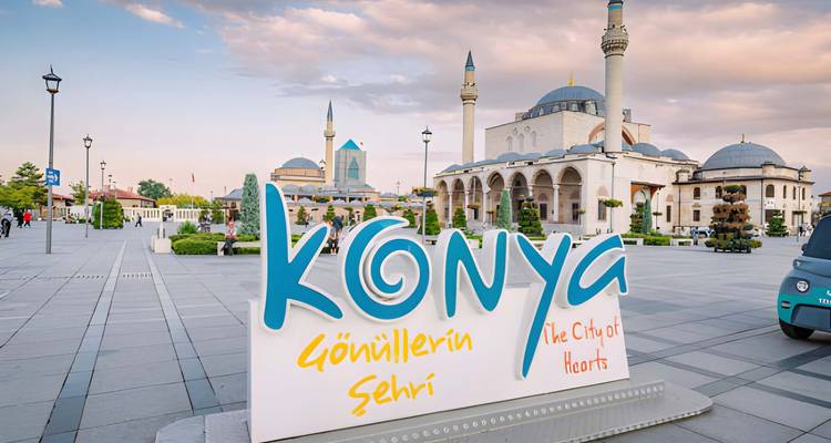 Signalisation pour Konya avec une mosquée et un paysage urbain en arrière-plan.