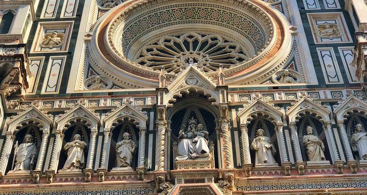 Gros plan des détails complexes de la façade de la cathédrale de Florence