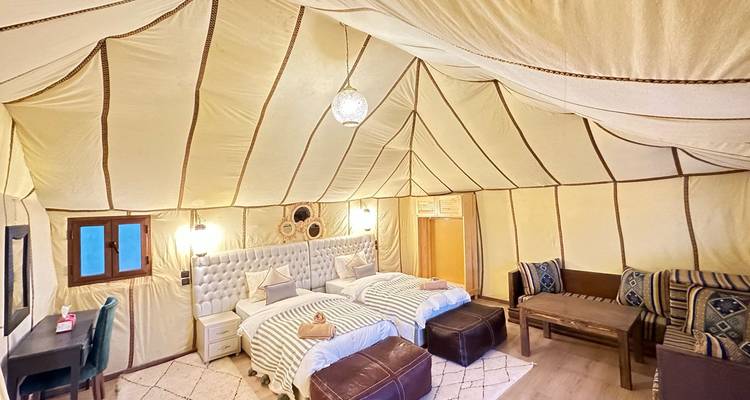 Intérieur luxueux d'une tente de camp du désert.