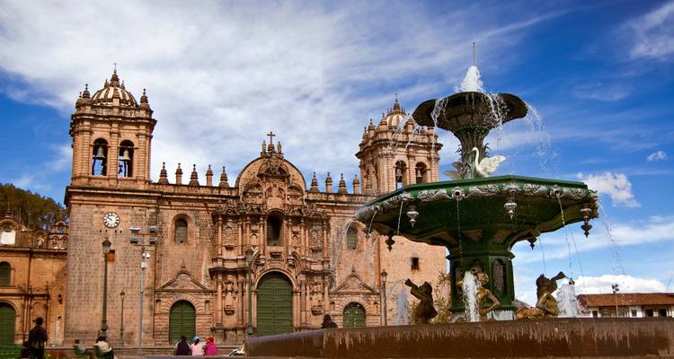 Fuente tradicional delante de una catedral histórica.
