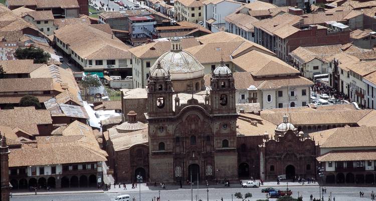 Vista aérea del centro de la ciudad con una catedral.