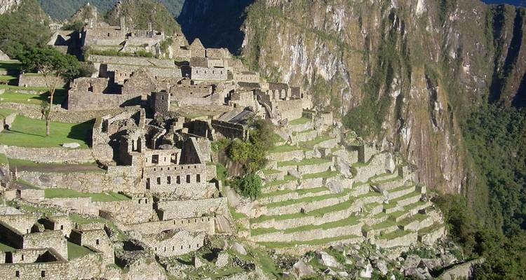 Vue panoramique des terrasses en pierre et des montagnes de Machu Picchu.