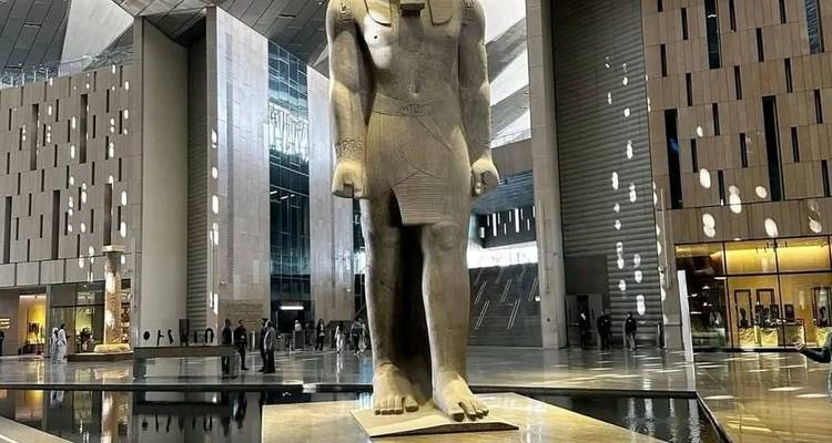 Interior moderno de museo con una estatua grande.