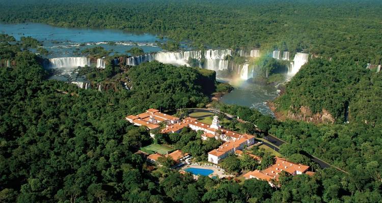 Vista aérea de un resort y las Cataratas del Iguazú.