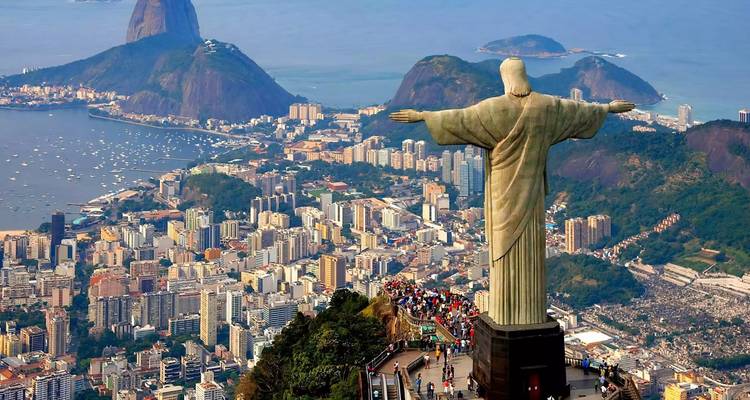 Cristo Redentor con vista a Río de Janeiro.