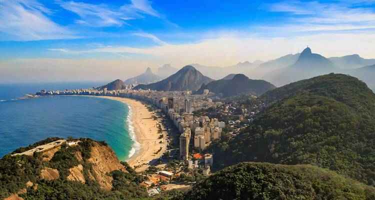 Vista panorámica de la playa de Copacabana y las montañas circundantes.