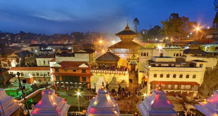 Un complexe religieux avec des sanctuaires illuminés la nuit.