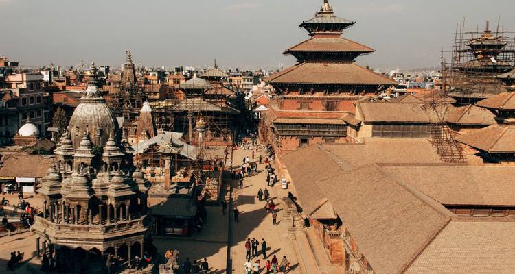 Complexe de temples avec plusieurs pagodes sous un ciel bleu.