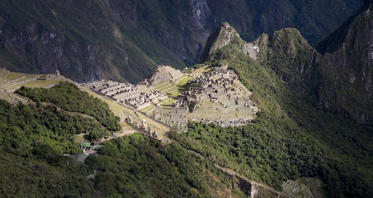 Vista aérea del sitio histórico en las montañas.