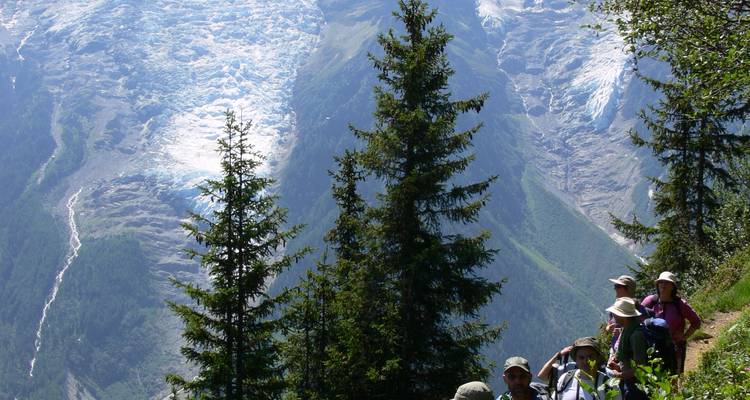 Randonneurs sur un sentier avec un glacier en arrière-plan.