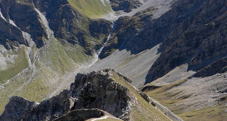 Paysage de montagnes rocheuses avec des ombres prononcées.