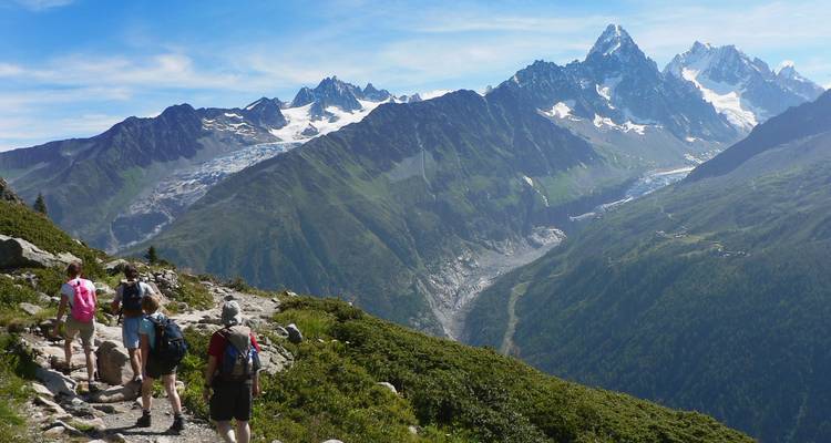 Les randonneurs bénéficient d'une vue panoramique sur des sommets déchiquetés.