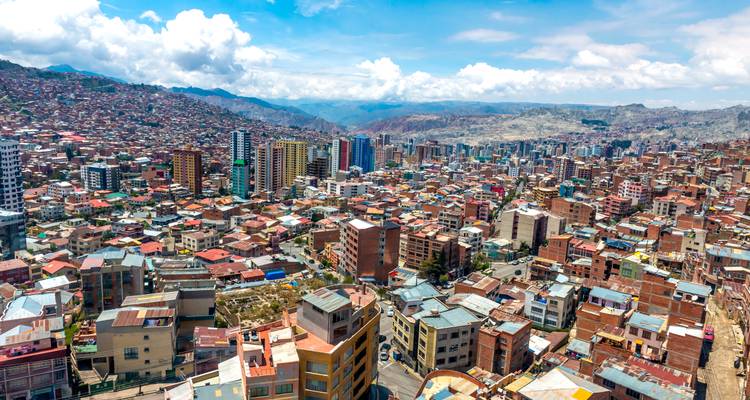 Luftaufnahme einer Stadt mit einer Mischung aus modernen und älteren Gebäuden.