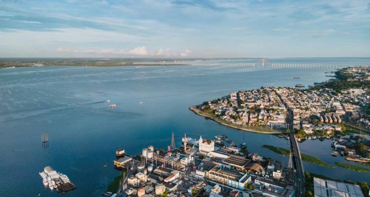 Vue aérienne d'une ville riveraine avec une zone industrielle.