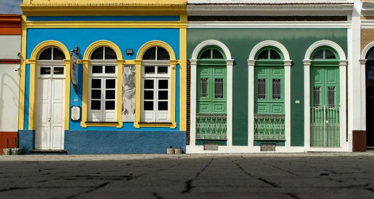 Bâtiments coloniaux colorés avec des façades décoratives.