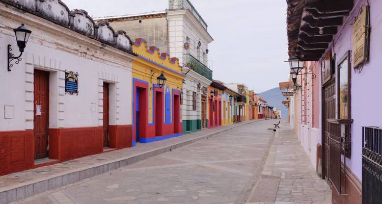Rue coloniale colorée avec maisons traditionnelles.